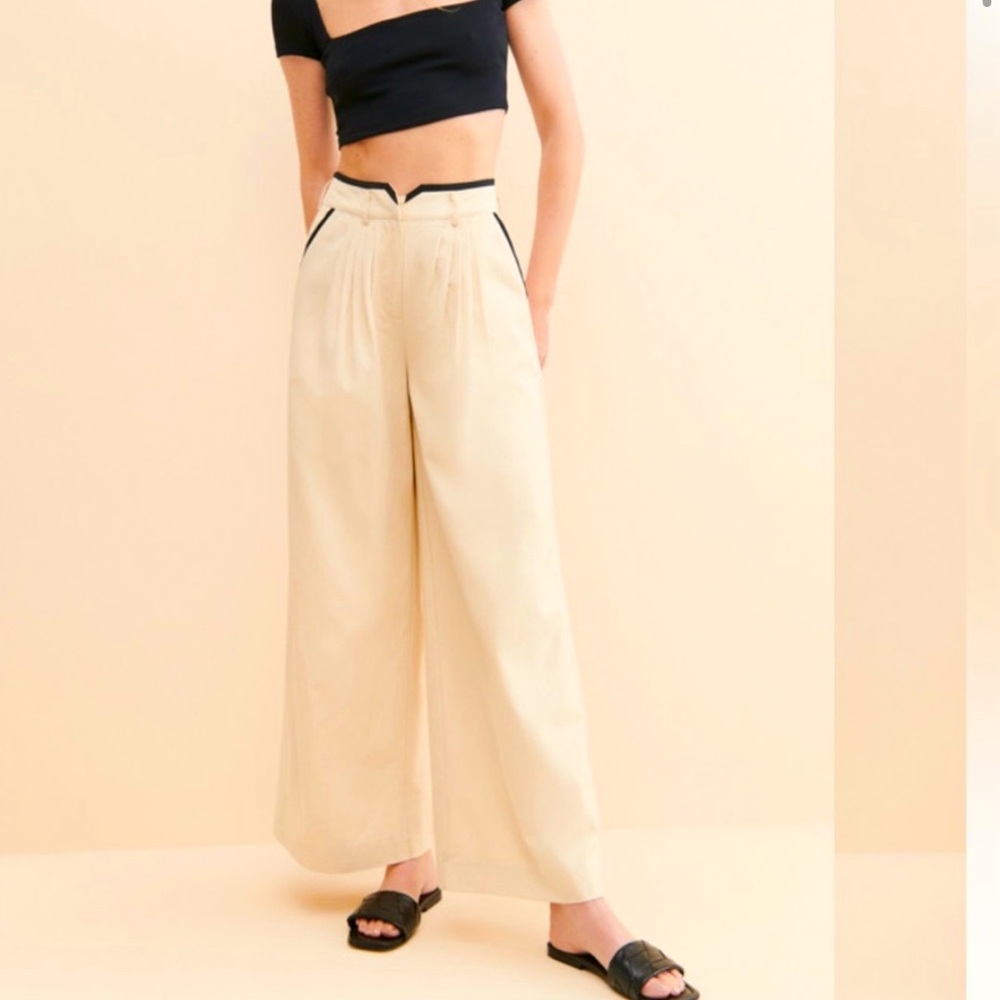 Sovere high waist, wide leg cotton pants with black trim. Size xs 27 waist